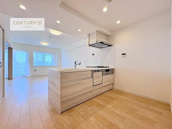 大人気の対面式システムキッチンを採用しています！ご家族のコミュニケーションが自然と増える設計です。お子様にも目が届くので嬉しいですね！広々使えて快適で作業が進みます。
