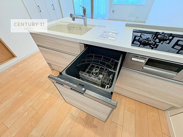 食洗機付きのキッチンです！忙しい時や手荒れ防止として大変活躍する便利な仕様です！ビルトインなのでキッチンの場所を取らず調理スペースを広く使うことが出来ます！