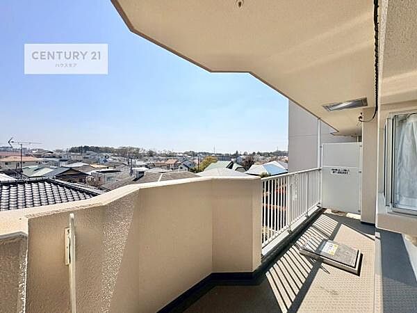 眺望良好なバルコニー。お天気のいい日にはバルコニーへでてリフレッシュするのもいいですね！