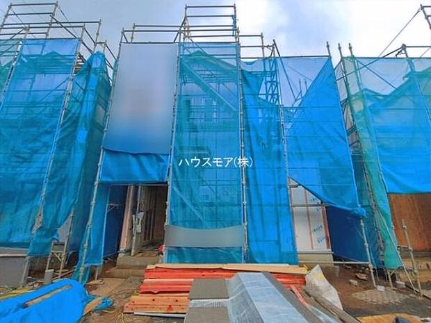 カースペースは並列で2台駐車可能なゆとりある設計。お車同士の入れ替えが不要なため、毎日の通勤やお出かけもスムーズに行えます。【現地販売会開催中】