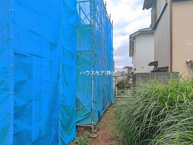 カースペースは並列で2台駐車可能なゆとりある設計。お車同士の入れ替えが不要なため、毎日の通勤やお出かけもスムーズに行えます。【現地販売会開催中】