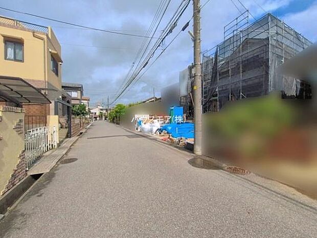 前面道路6m!陽当り良好な立地です。車庫入れが苦手な方も安心ですね。