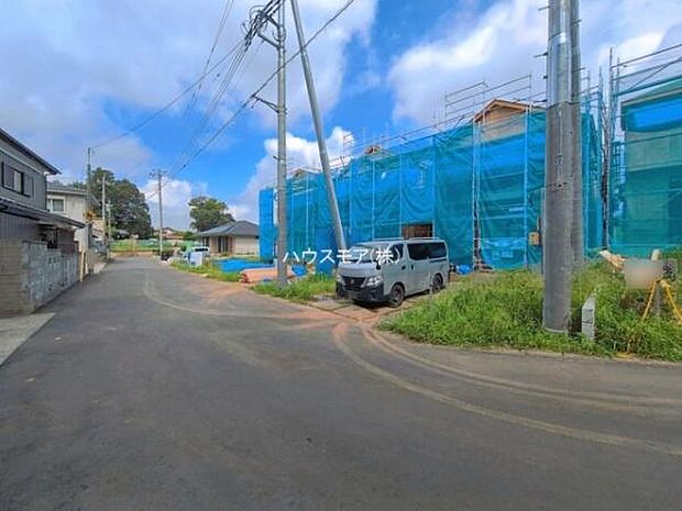 前面道路は5m!陽当り良好な立地です。車庫入れが苦手な方も安心ですね。