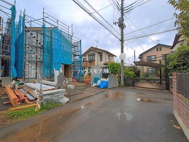 前面道路4m。陽当り良好な立地です。車庫入れが苦手な方も安心ですね。