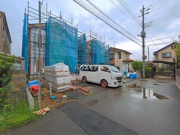 前面道路4m。陽当り良好な立地です。車庫入れが苦手な方も安心ですね。
