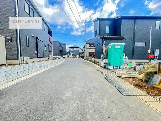 前面道路は6ｍ！陽当り良好な立地です。車庫入れが苦手な方も安心ですね。