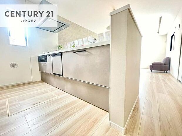 大人気の対面式システムキッチンを採用しています!ご家族のコミュニケーションが自然と増える設計です。お子様にも目が届くので嬉しいですね!広々使えて快適で作業が進みます。