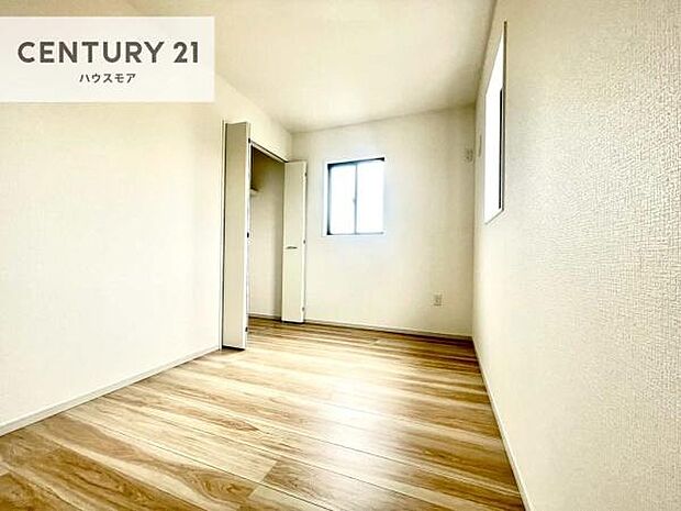掃き出し窓がないお部屋は、お子様のお部屋としても安心です!収納スペースも充実しているので散らかったお部屋をサッと片付けられます!