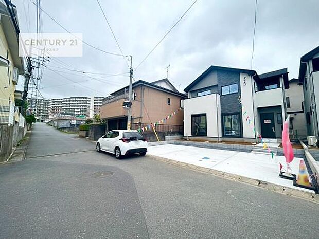前面道路6m!陽当り良好な立地です。車庫入れが苦手な方も安心ですね。