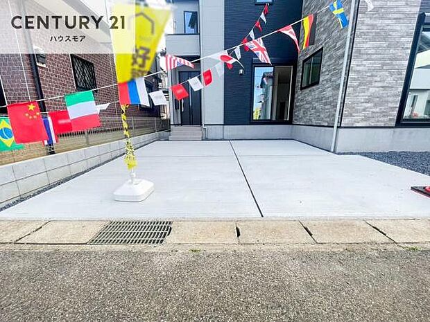 駐車スペースは2台分あります!セカンドカーはもちろん、バイクや自転車なども置き場所に困りません。