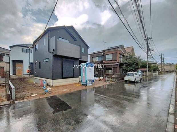 前面道路は6m!陽当り良好な立地です。車庫入れが苦手な方も安心ですね。
