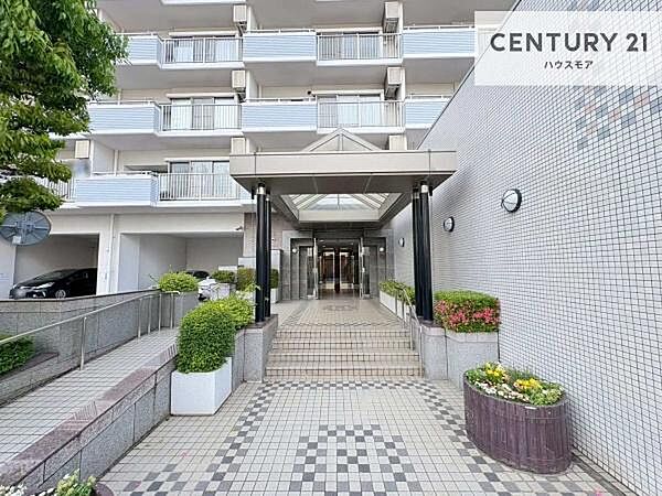 陽当たりの良いエントランスは、ご家族やお客様を温かく迎えてくれます。毎日の暮らしに心地よさをもたらしてくれる空間です。