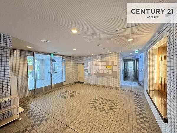 大切なお客様をお出迎えするロビー。広々していて開放感・清潔感があります。