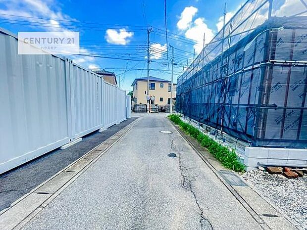 前面道路は3.6m!陽当り良好な立地です。車庫入れが苦手な方も安心ですね。