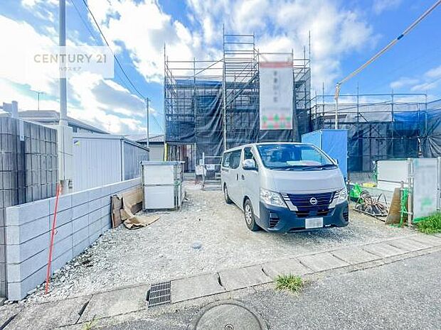駐車スペースは2台分あります!セカンドカーはもちろん、バイクや自転車なども置き場所に困りません。