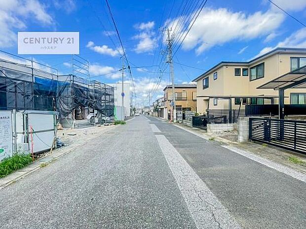 前面道路は7.3m!陽当り良好な立地です。車庫入れが苦手な方も安心ですね。