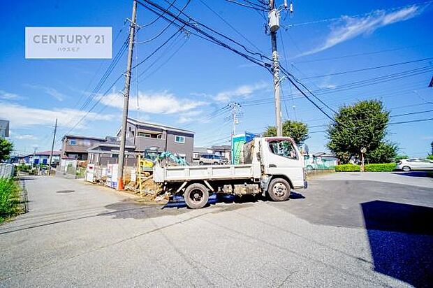前面道路は4m×6m!陽当り良好な立地です。車庫入れが苦手な方も安心ですね。