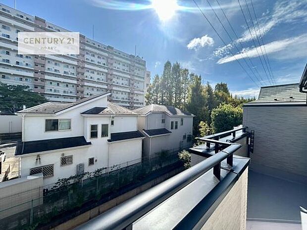 晴れた日には青い空を見渡せる開放的な時間を楽しめます。気持ちの良い風が通り抜ける街並みです!