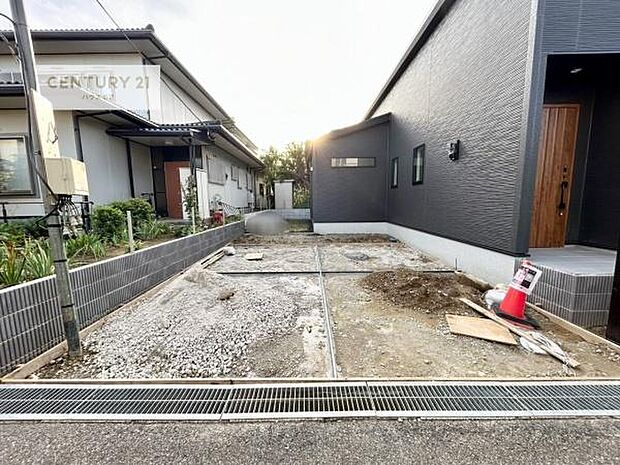 駐車スペースは2台分あります!セカンドカーはもちろん、バイクや自転車なども置き場所に困りません。