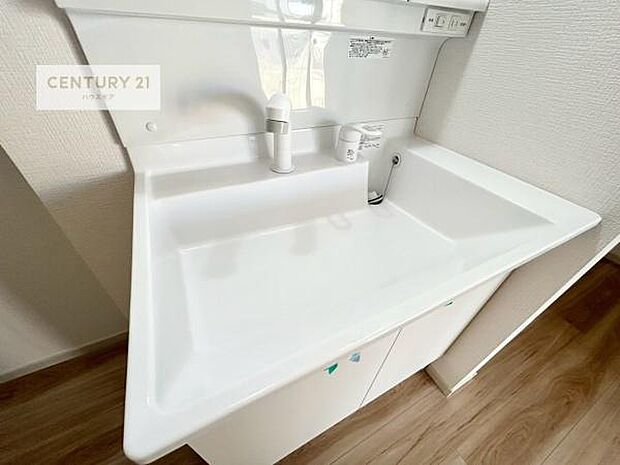 深い洗面台ボウルは、水が跳ねにくいのでお手入れが楽々!清潔感が保てます!キレイな洗面所で自分磨きのモチベーションが上がりますね!