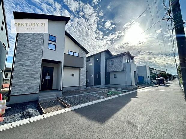 前面道路5.2m!陽当り良好な立地です。車庫入れが苦手な方も安心ですね。