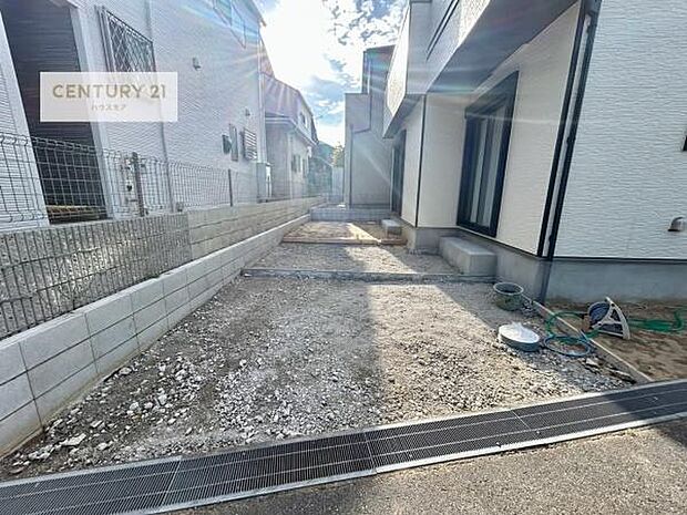 駐車スペースは2台分あります！セカンドカーはもちろん、バイクや自転車なども置き場所に困りません。