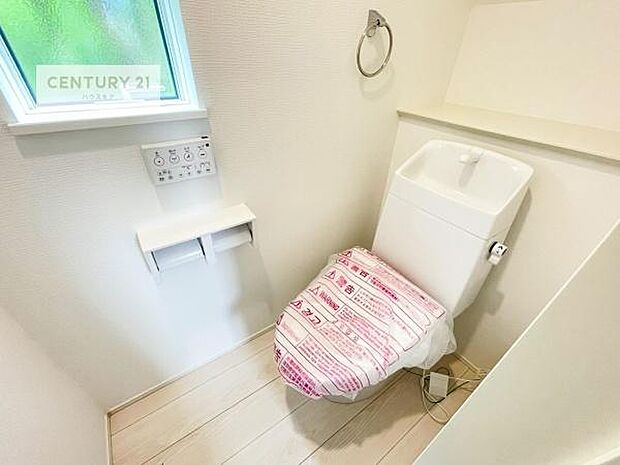 1・2階にトイレがございます！朝の忙しい時間帯も待たずにすみそうですね。白を基調とした清潔感のあるトイレでお手入れがしやすいです！
