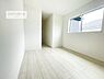 洋室：明るい室内は風通しも良く、大変居心地の良い空間となっております。リラックスして過ごせる心地の良いお部屋です！