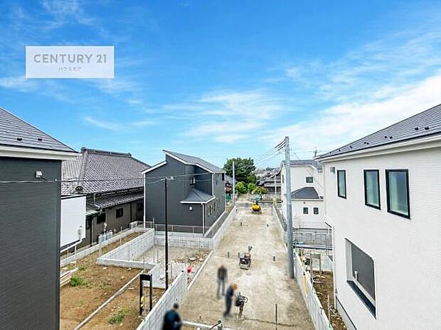 晴れた日には青い空を見渡せる開放的な時間を楽しめます。気持ちの良い風が通り抜ける街並みです！