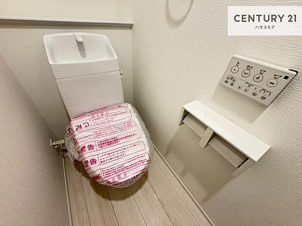 1・2階にトイレがございます！朝の忙しい時間帯も待たずにすみそうですね。白を基調とした清潔感のあるトイレでお手入れがしやすいです！