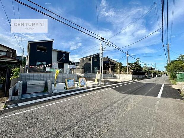 前面道路は南側9.2ｍ！明るく広々とした道路です！ぜひ現地にて陽当たりお確かめください！！