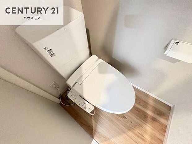 1・2階にトイレがございます!朝の忙しい時間帯も待たずにすみそうですね。白を基調とした清潔感のあるトイレでお手入れがしやすいです!