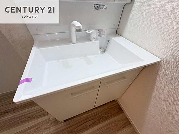 深い洗面台ボウルは、水が跳ねにくいのでお手入れが楽々!清潔感が保てます!キレイな洗面所で自分磨きのモチベーションが上がりますね!