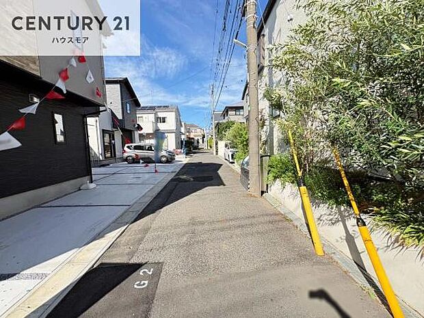 前面道路は4m!陽当り良好な立地です。車庫入れが苦手な方も安心ですね。