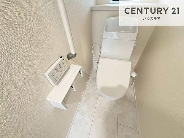 1・2階にトイレがございます!朝の忙しい時間帯も待たずにすみそうですね。白を基調とした清潔感のあるトイレでお手入れがしやすいです!