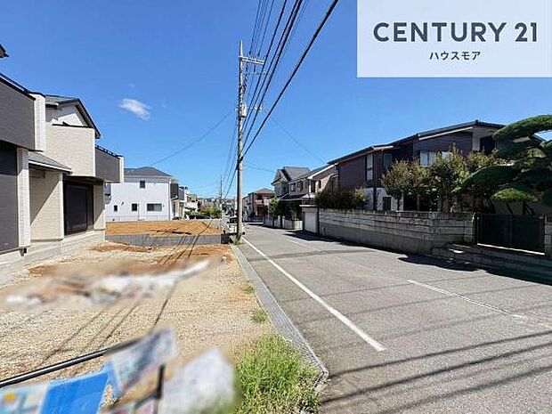 前面道路は6m×7.99m!陽当り良好な立地です。車庫入れが苦手な方も安心ですね。