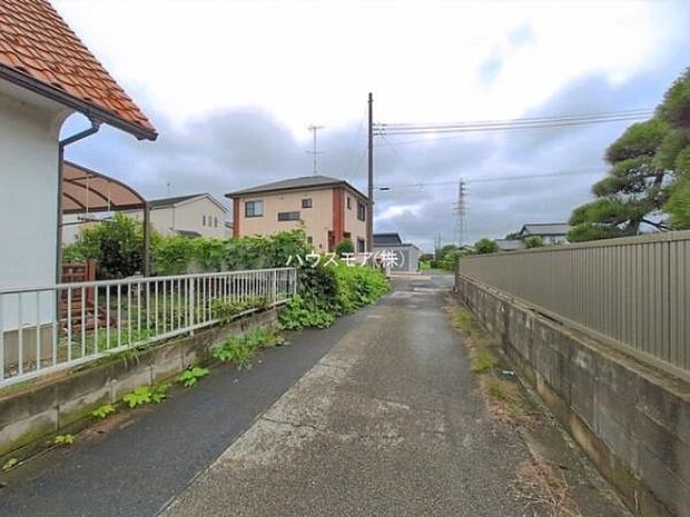 前面道路は4m車庫入れが苦手な方も安心ですね。