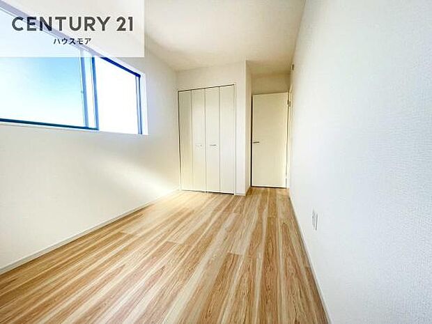 掃き出し窓がないお部屋は、お子様のお部屋としても安心です!収納スペースも充実しているので散らかったお部屋をサッと片付けられます!