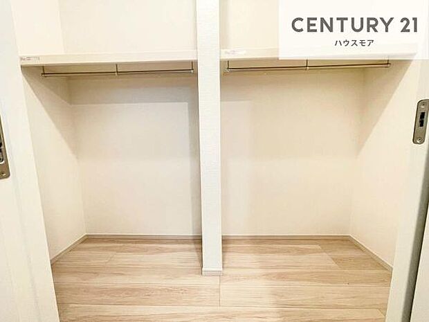 ファミリークロークを備えた住まいは、収納力と快適さを兼ね備えた贅沢な空間設計。衣類やバッグ、季節物までひとまとめにでき、日々の整理整頓がぐっとスマートに!