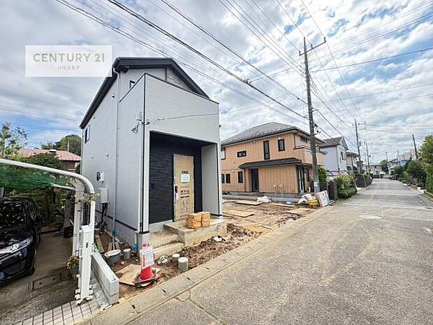 前面道路は5m!陽当り良好な立地です。車庫入れが苦手な方も安心ですね。