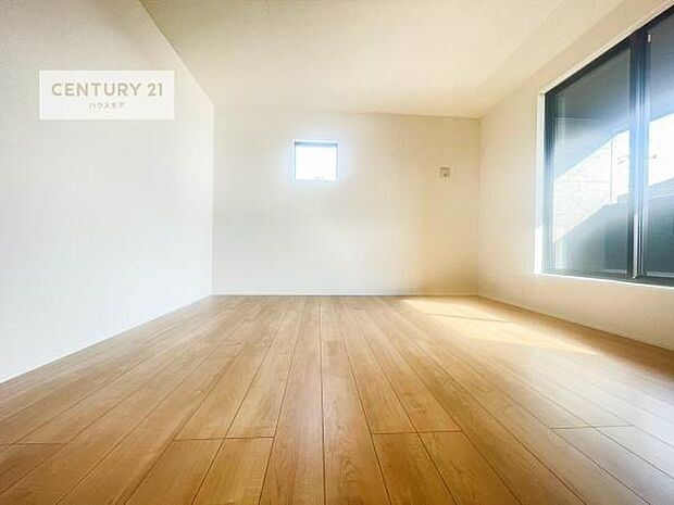 バルコニーに面した洋室は、たっぷりの陽光が差し込む明るい空間。一日の疲れをゆっくりと癒す主寝室としておすすめです。朝は心地よい光に包まれながら気持ちよく目覚められます。