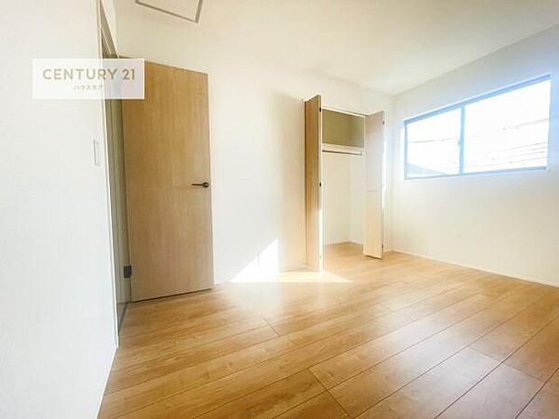 掃き出し窓がないお部屋は、お子様のお部屋としても安心です!収納スペースも充実しているので散らかったお部屋をサッと片付けられます!
