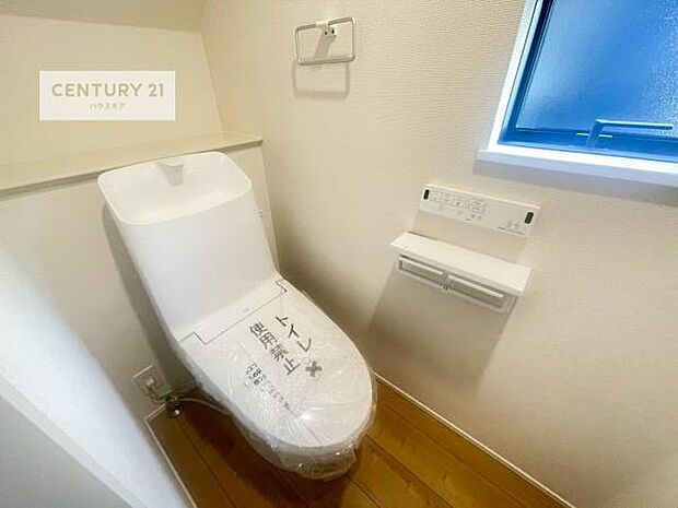 1・2階にトイレがございます!朝の忙しい時間帯も待たずにすみそうですね。白を基調とした清潔感のあるトイレでお手入れがしやすいです!
