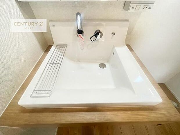 深い洗面台ボウルは、水が跳ねにくいのでお手入れが楽々!清潔感が保てます!キレイな洗面所で自分磨きのモチベーションが上がりますね!