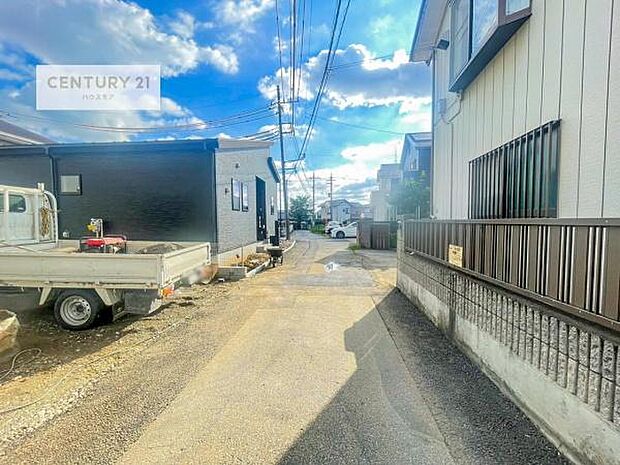 前面道路は4m!陽当り良好な立地です。車庫入れが苦手な方も安心ですね。