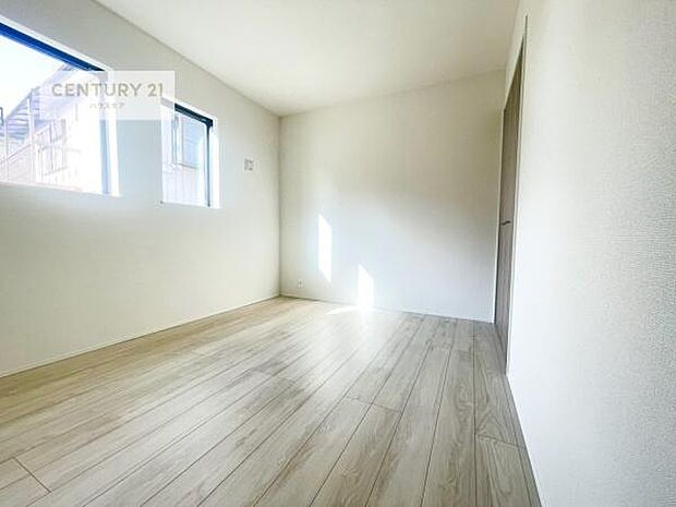 掃き出し窓がないお部屋は、お子様のお部屋としても安心です！収納スペースも充実しているので散らかったお部屋をサッと片付けられます！