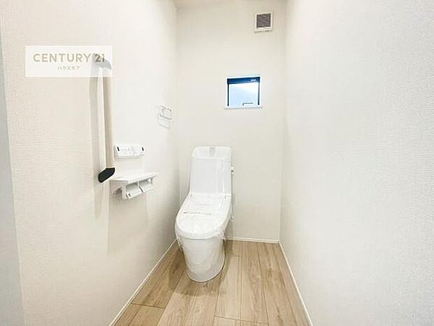 2か所にトイレがございます！朝の忙しい時間帯も待たずにすみそうですね。清潔感のあるトイレでお手入れがしやすいです！