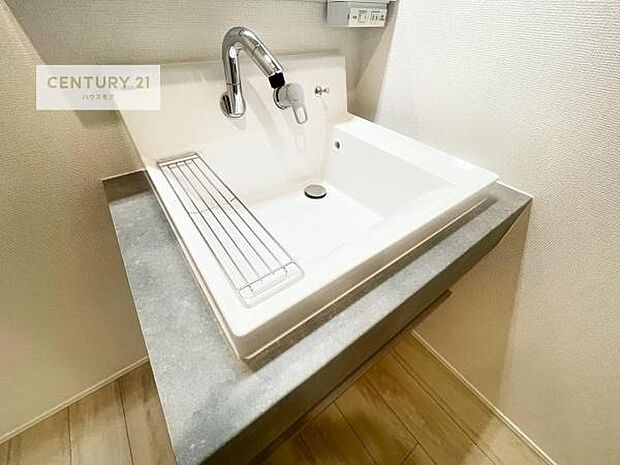 深い洗面台ボウルは、水が跳ねにくいのでお手入れが楽々！清潔感が保てます！キレイな洗面所で自分磨きのモチベーションが上がりますね！