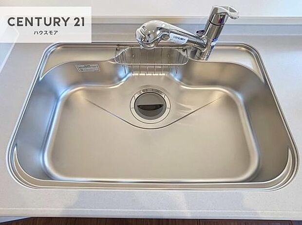 ワイドなシンクですね！水が跳ねにくく洗物がしやすい家事が楽々仕様のシステムキッチンです！デザイン性と機能性を兼ねたキッチンで清潔感がありますね！（同仕様）