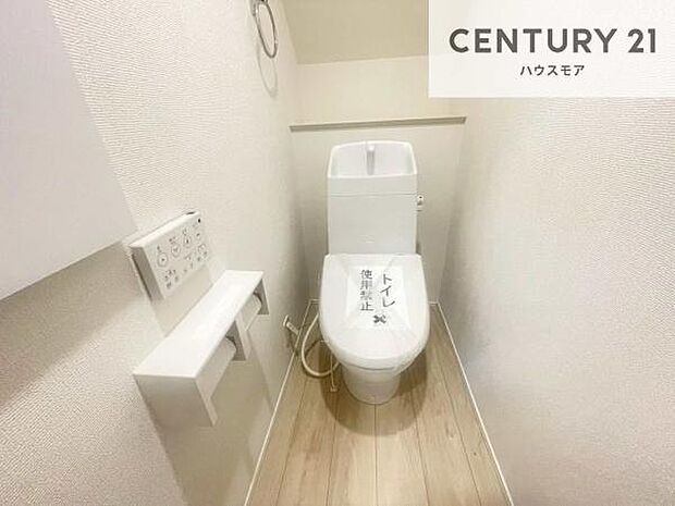 1・2階にトイレがございます！朝の忙しい時間帯も待たずにすみそうですね。白を基調とした清潔感のあるトイレでお手入れがしやすいです！